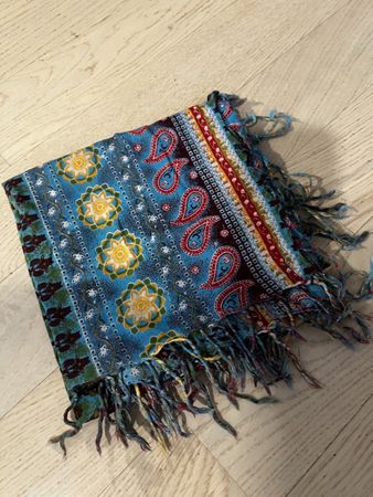 Sommerlicher Schal mit Paisley Muster, leicht & luftig