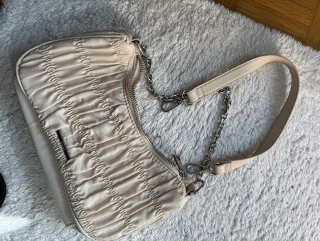 Trendige Schultertasche in Creme mit silbernen Details