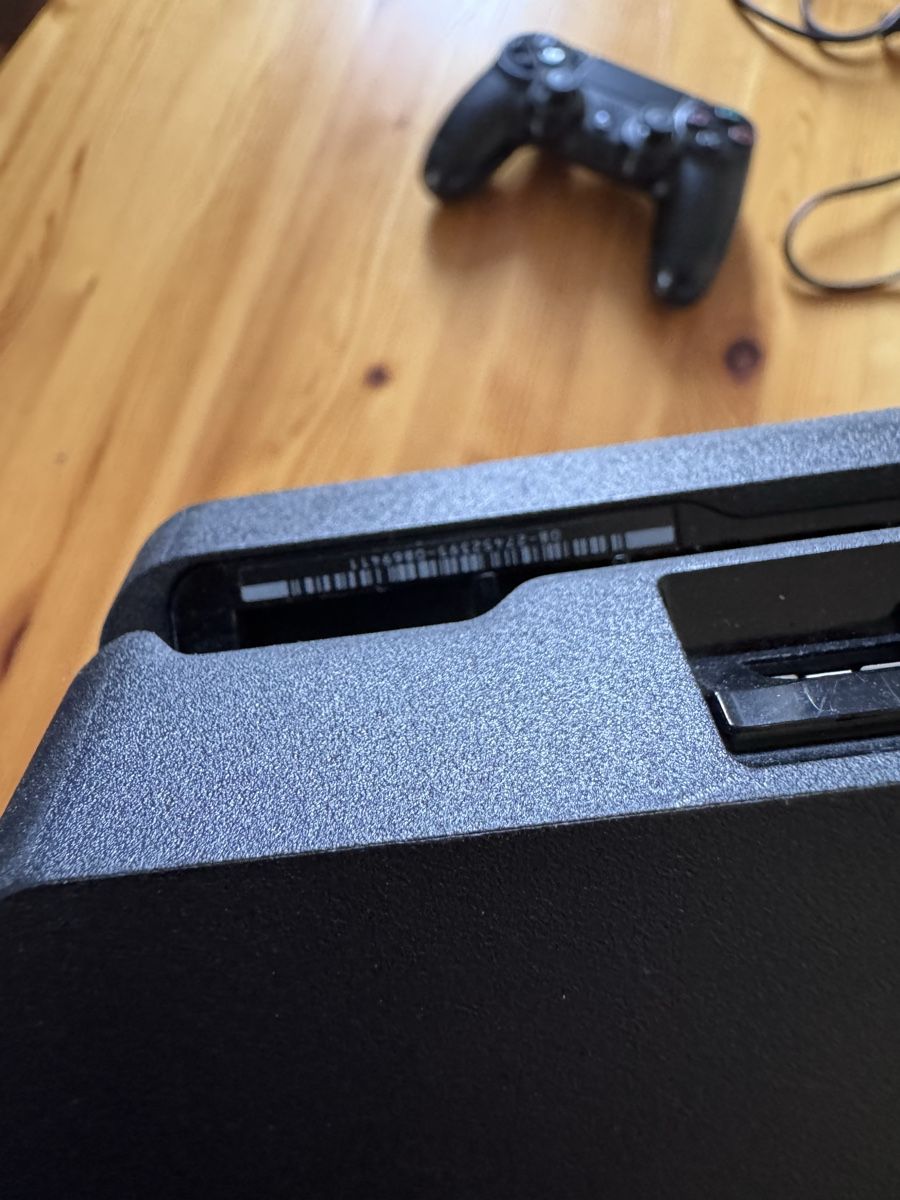 Sony Console: Console Sony PlayStation 4 Slim avec manette et cbles – Usato da Vesenaz venduto da miguelfdfrade 4