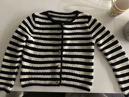 Schwarze/Weisse Strickjacke mit goldenen Knöpfen, Grösse S