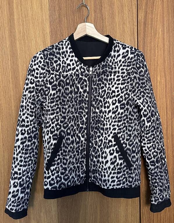 Only Jacken: schwarze Jacke mit Leoprint (drehbar) – Gebraucht aus Gais von T_iziana 2