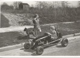 Bugatti Oldtimer Kinderauto Mädchen macht Autostopp  Motiv