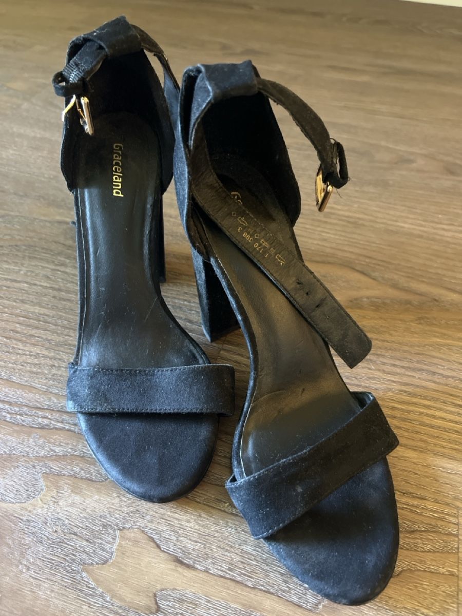Chaussures femmes: Damenschuhe Absatzschuhe Grösse 38 – D'occasion à Illnau par Michele0210_