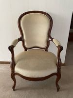 Antiker Sessel mit Lehne