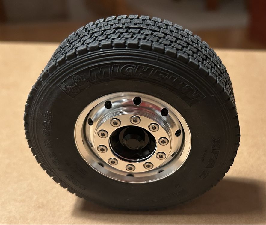 Pneumatici Rigidi Tamiya 22mm Per Camion - 2 Pezzi - Modello 56527 - Foto 3