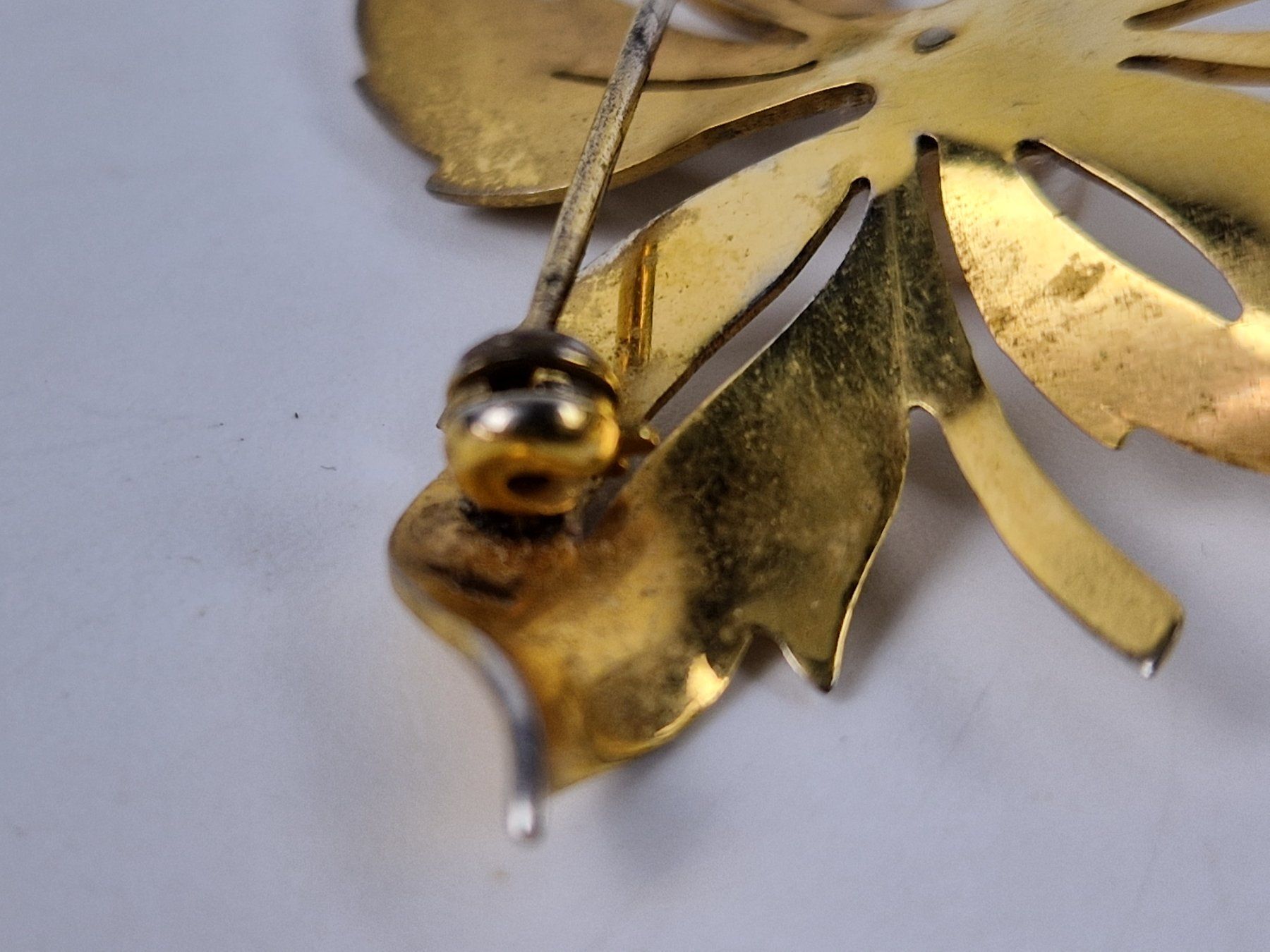 Spille & Fermagli: Goldene Blumenbrosche mit Perle – Usato da Muhen venduto da Restwert_Muhen 2