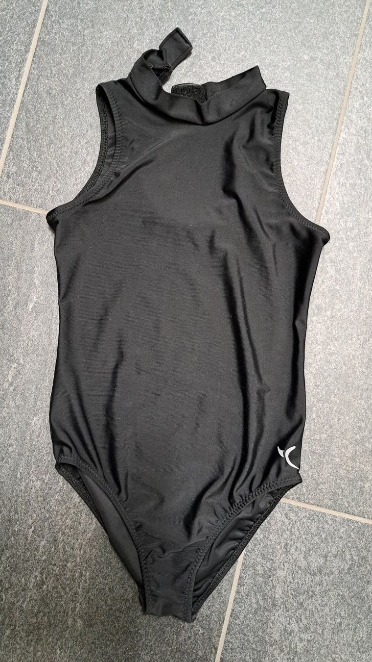 Scarpe, pantaloni & magliette da ginnastica: Turndress Gr. 116 – Usato da Egliswil venduto da Elaja