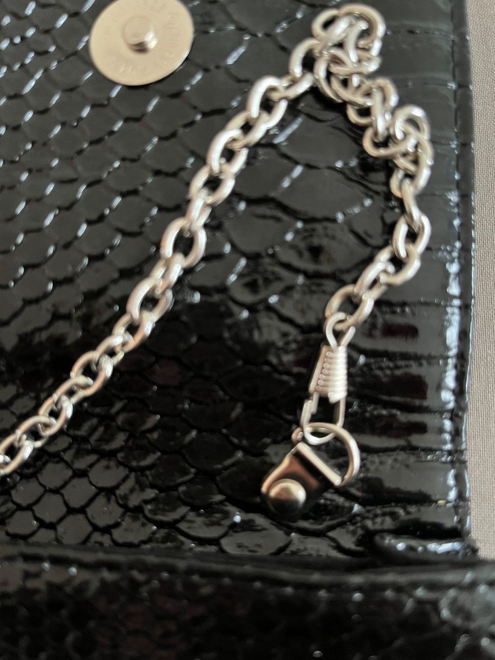 Borse da donna: Clutch mit Kette - schwarz, Lack, Schlangenoptik, – Usato da Kloten venduto da SANTALA23 7