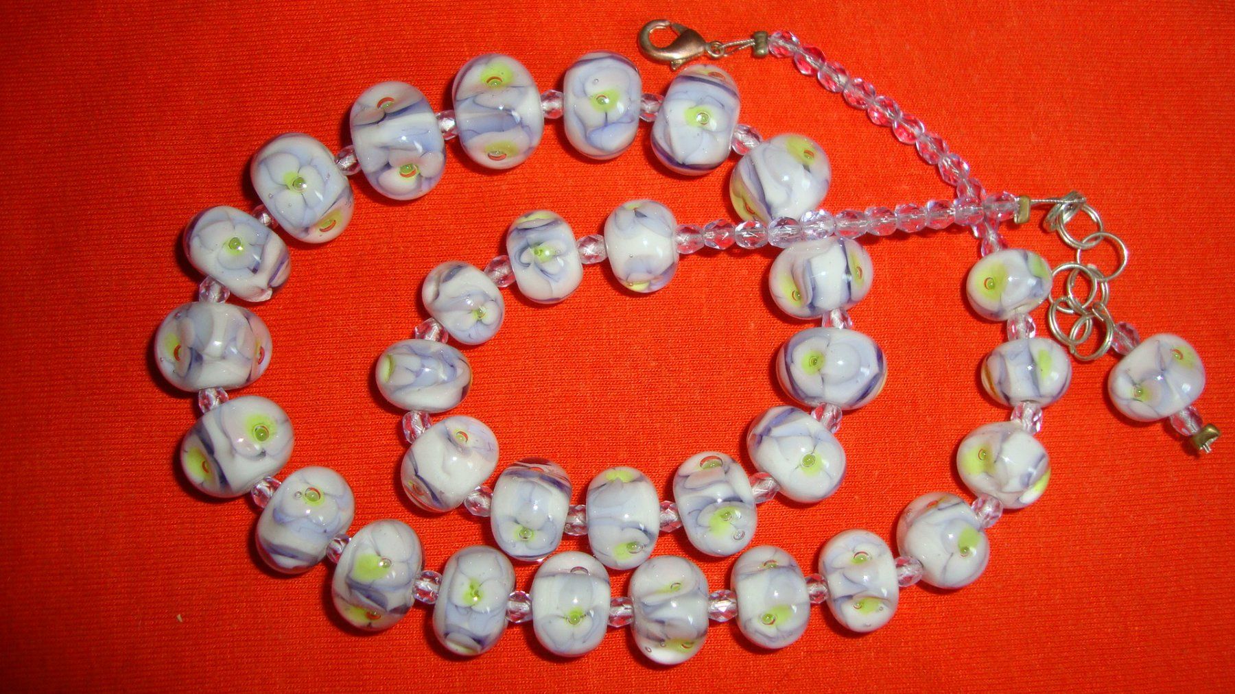 Catenine: Glaskette weiss mit Blumenmuster – Usato da Laufen venduto da ereli 2