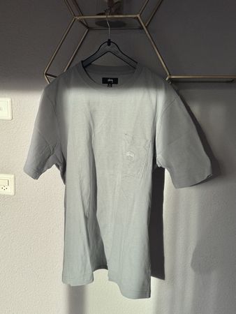 👕 Stüssy Stock Logo Pocket T-Shirt – Grösse M