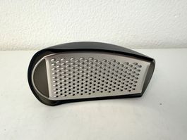 ALESSI Parmenide Käsereibe neuwertig mit Auffangbehälter OVP