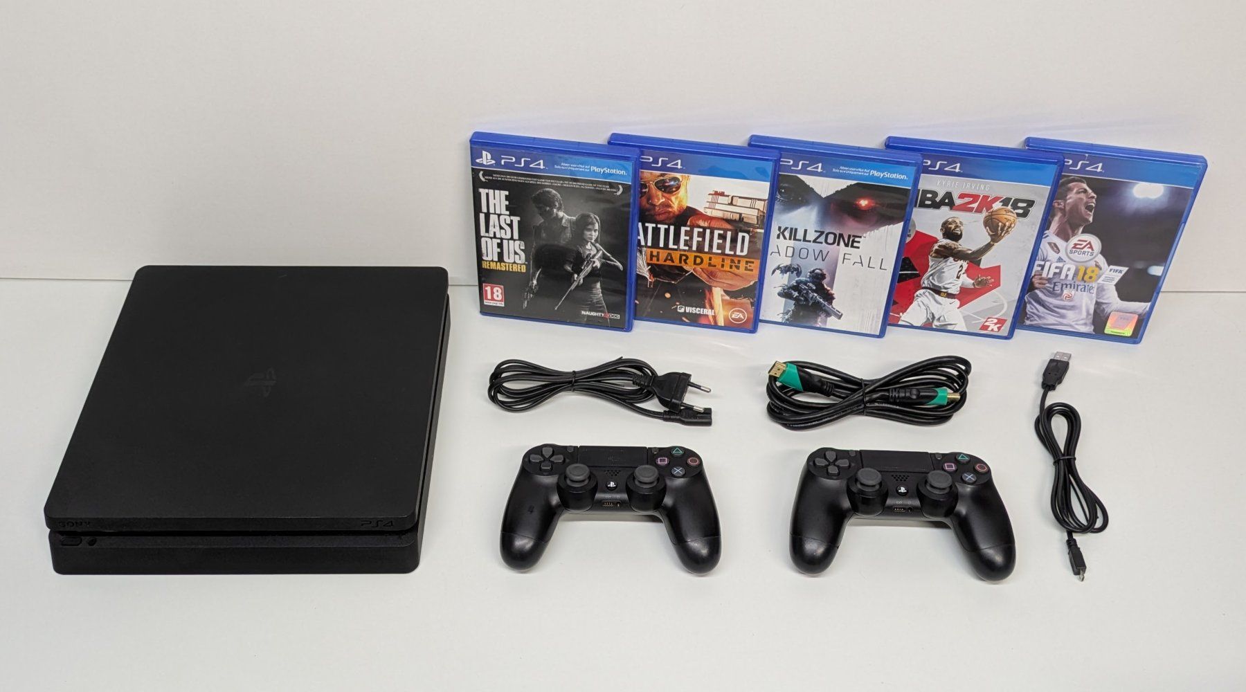 Sony Konsolen: Sony PlayStation 4 Slim, 2 Controller, 5 Games – Gebraucht aus Menziken von mame18