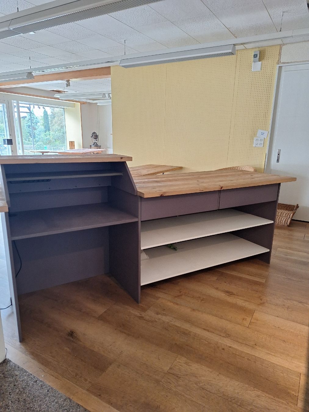 Ladenausstattungen & Messebau: Ladentheke – Gebraucht aus Madiswil von takinu 4