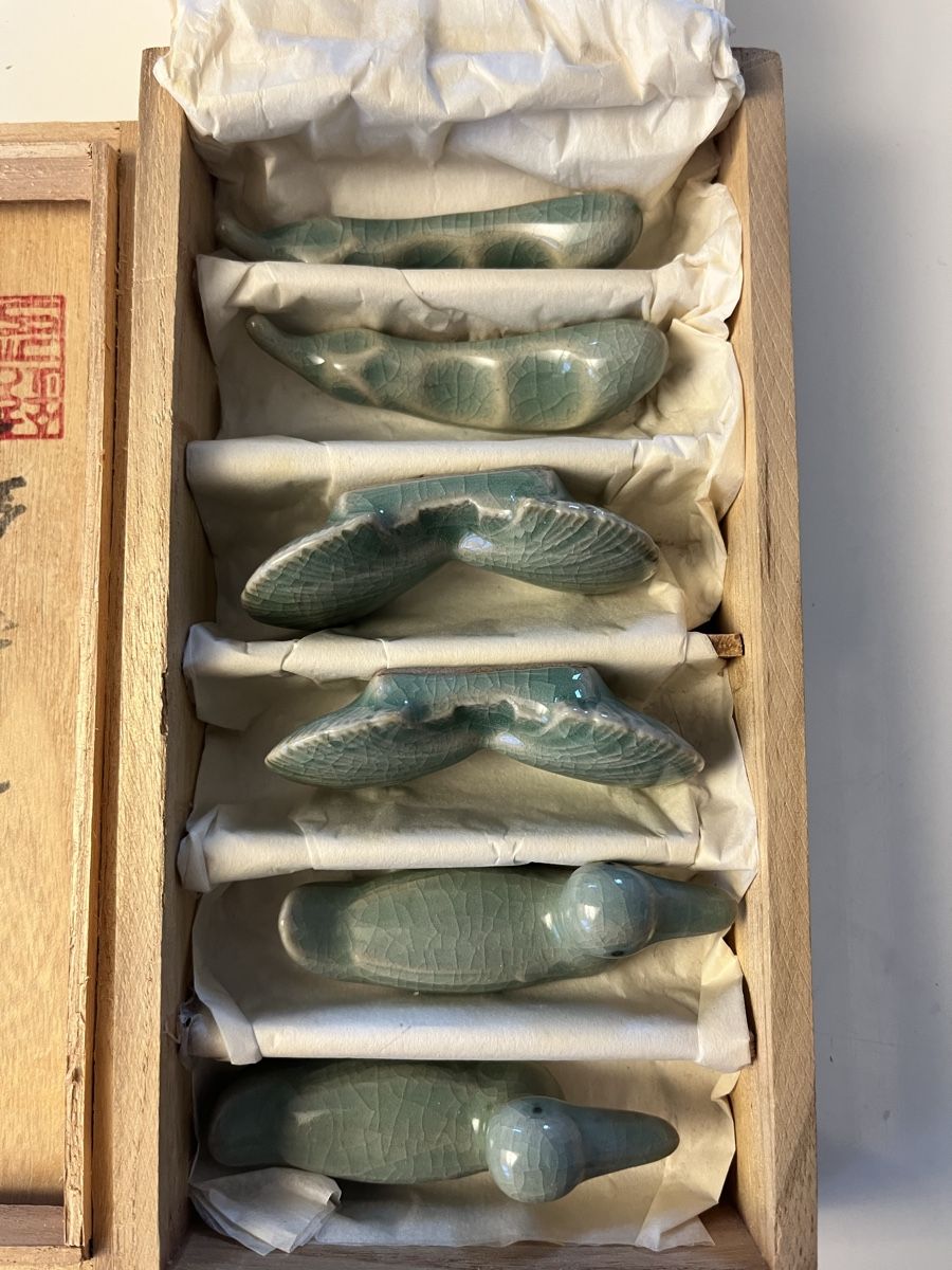 Set di posate: Asiatische Essstäbchenhalter Keramik 5er Set + Box – Nuovo e nell'imballaggio originale da Hergiswil NW venduto da WoDu 2