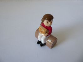 Figur Mädchen mit Schatzkiste auf Bank, Kunststoff, 3,2cm