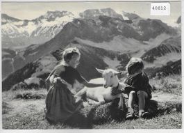 Zwei Kinder mit Ziege
