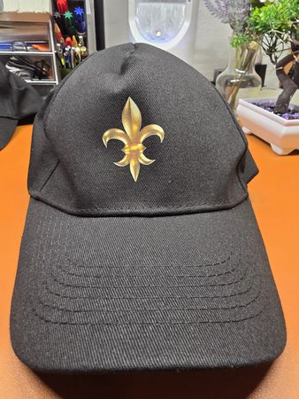 Schwarze Kappe mit Fleur-de-Lis Motiv - Neuwertig!