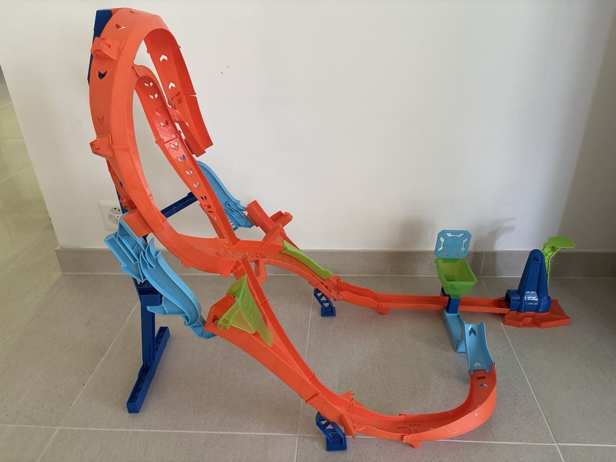 Spielzeuge: Hot Wheels Stunt Track Builder Set – Gebraucht aus Crans VD von DW99 1