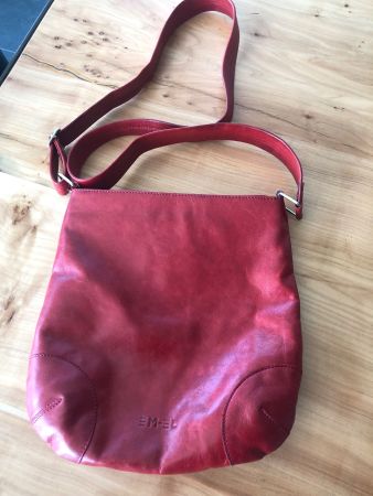 Rote EM-EL Umhängetasche aus Leder