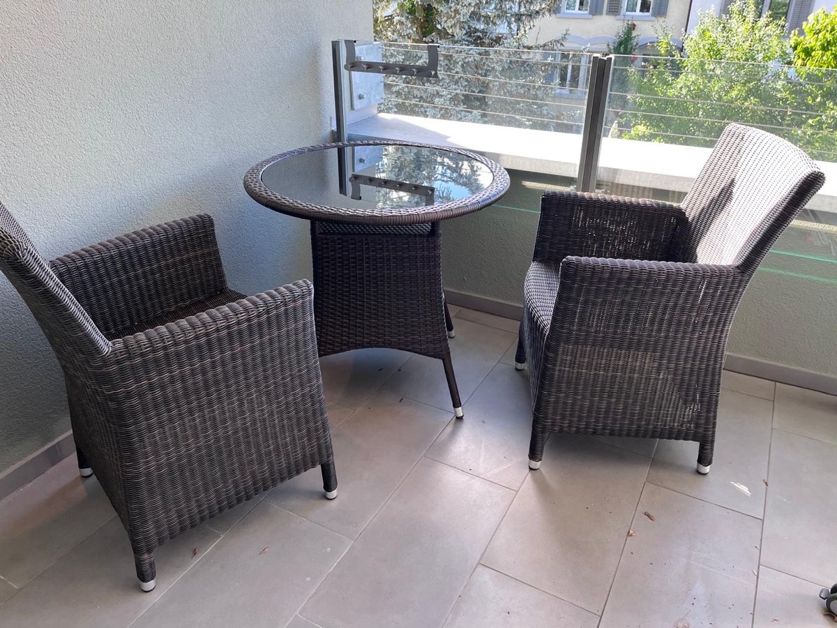Tavoli: Gartentisch mit 2 Stühlen, Rattansitzgruppe, Balkonmöbel – Usato da Zürich venduto da Pitschi17