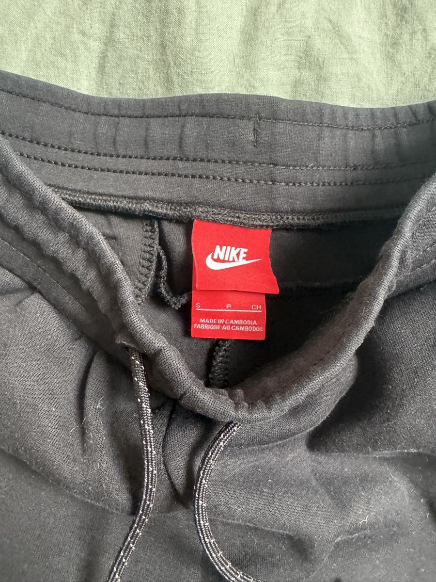 Nike Hosen: Nike Trainerhose Grösse S – Gebraucht aus Trélex von stripedthrift 2