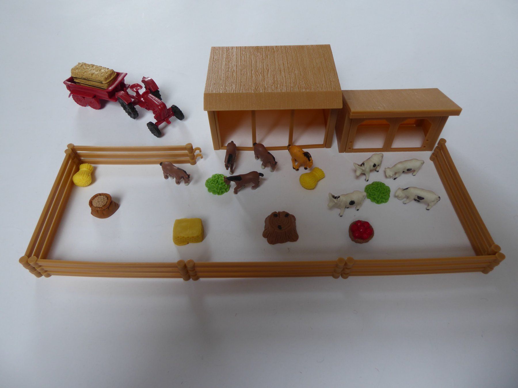 Giocattoli: Kleine Bauernhof Szene mit Traktor, neu – Nuovo e nell'imballaggio originale da Turbenthal venduto da TopToys