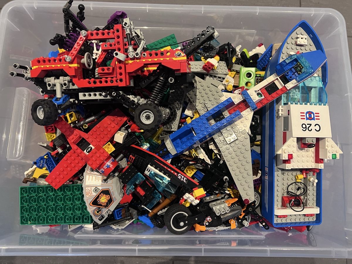 Lego Baukästen: Über 10kg Lego in Kartonkiste – Gebraucht aus Arbon von K9320