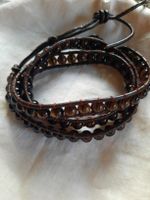 Braunes Lederarmband mit Glasperlen