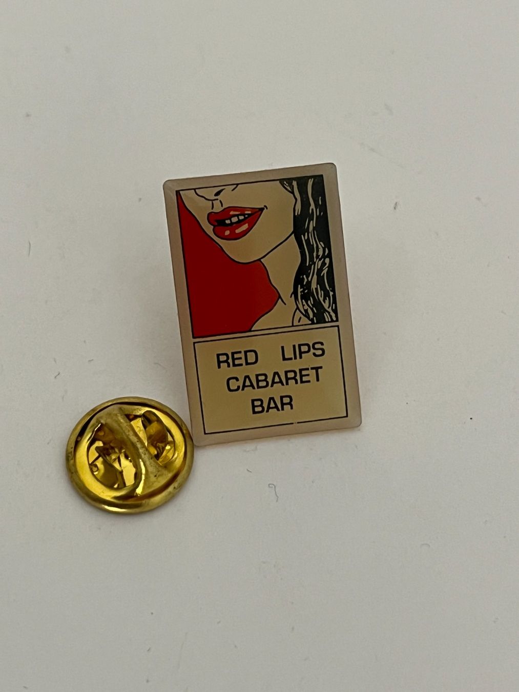 Plaquettes & Badges: Pin Red Lips Cabaret Bar – D'occasion à Dietikon par sch_w2tw