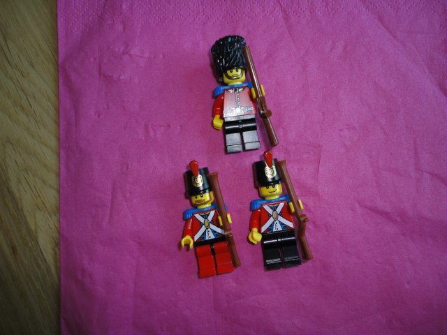 LEGO 3 X ROTRÖCKE MINIFIGUREN MIT BEWAFFNUNG (Neu (gemäss Beschreibung ...