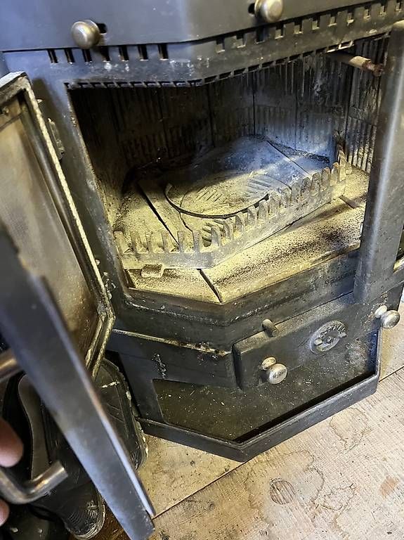 Autres meubles anciens: Poile à bois à donner  – D'occasion à Bullet par bilbil1400 2