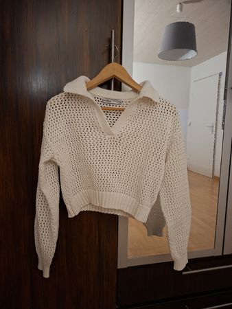 Bershka Cropped Lochstrick-Pullover Creme / Weiß mit Kragen 