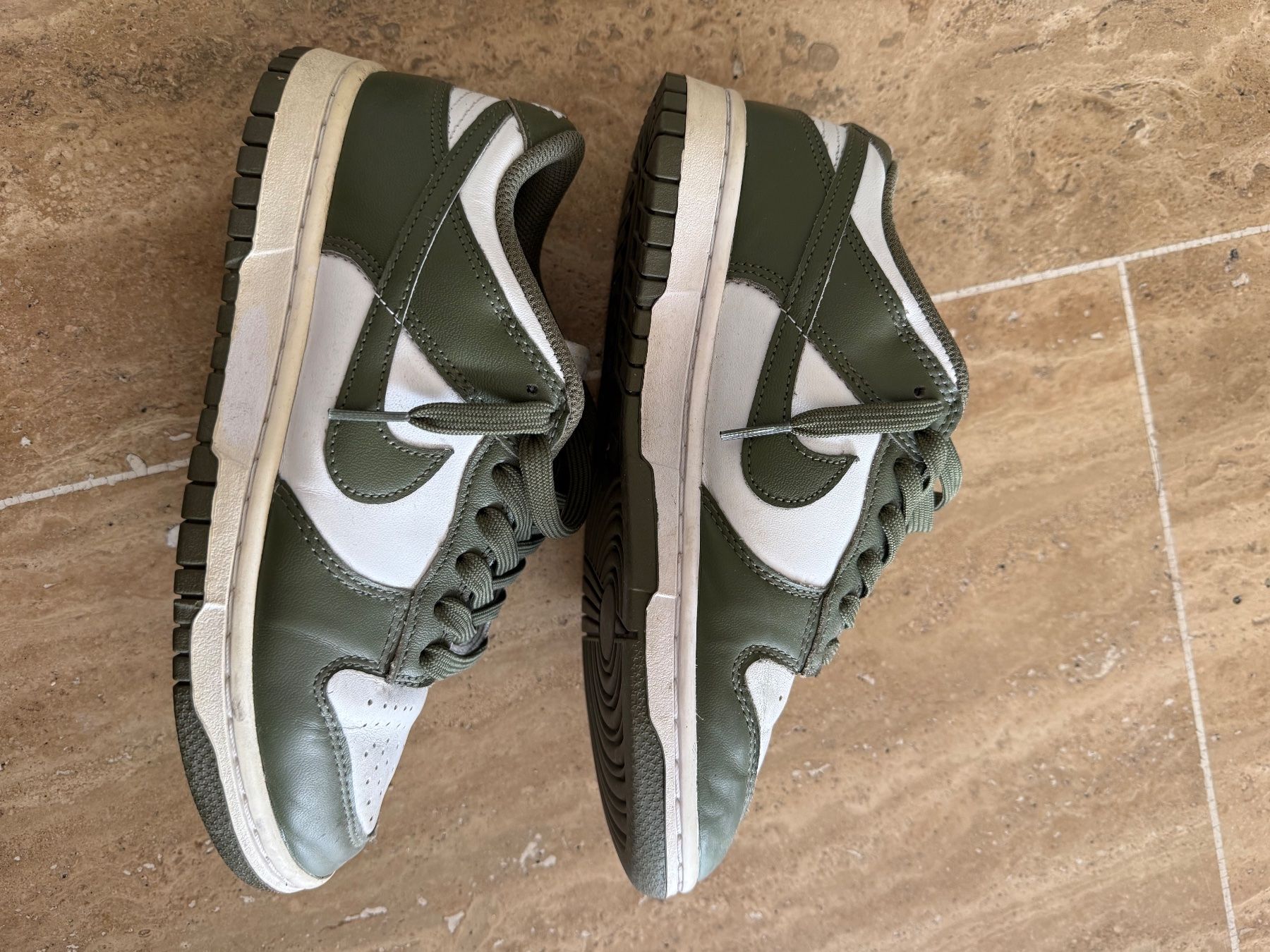 Nike Scarpe da uomo: Baskets Nike Dunk Low Vert Olive/Blanc Taille 37.5 État n... – Usato da Sion venduto da vsl_xf5m 1