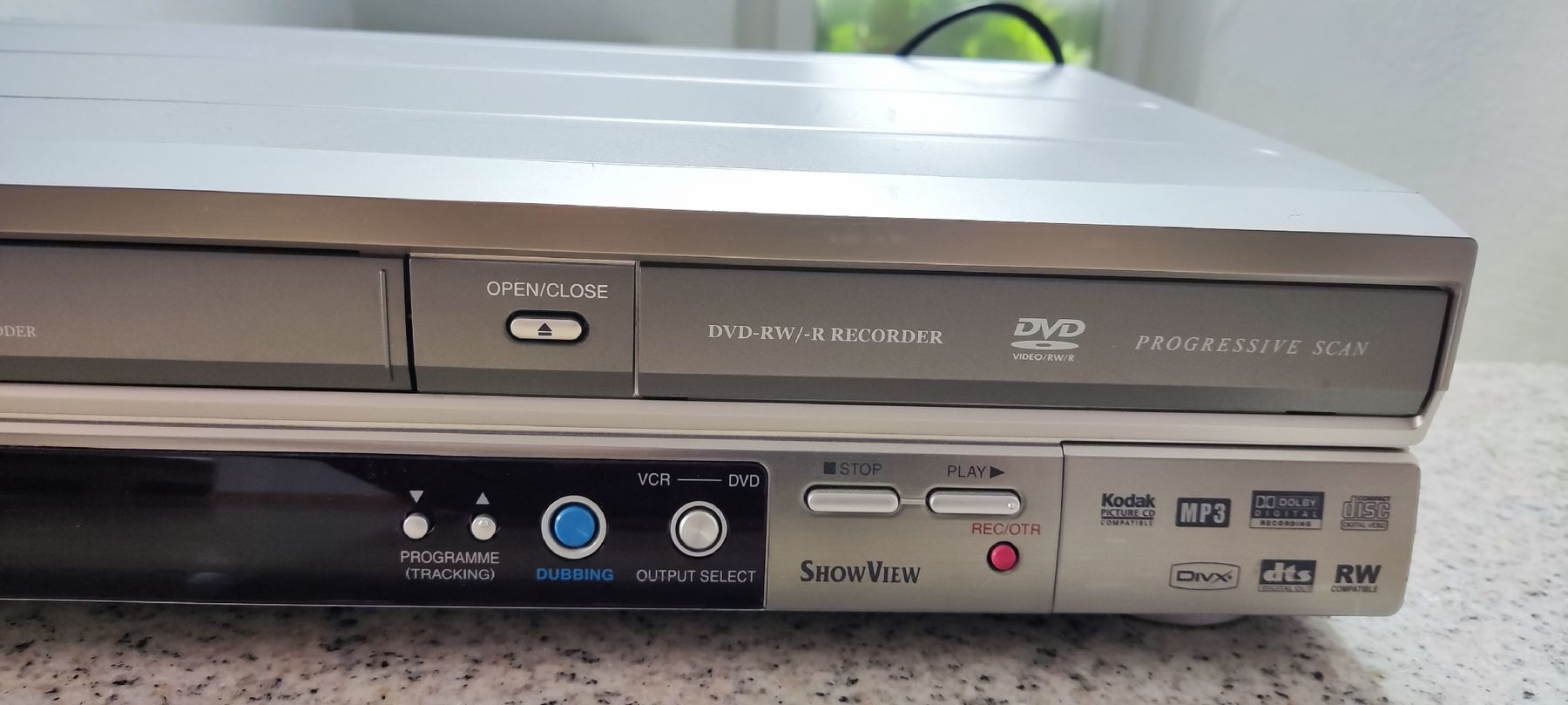 Sharp Aufnahmegeräte: DVD & VHS-Videorecorder DV-RW370 von SHARP – Gebraucht aus Schongau von  2