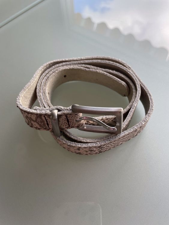 Corne à Boire Viking En Véritable Corne 0.5L Avec Porte-ceinture En Cuir - Accessoire Médiéval, LARP, Décoration - Blanche Naturelle, Vernis Alimentaire Produit Unique Artisanal