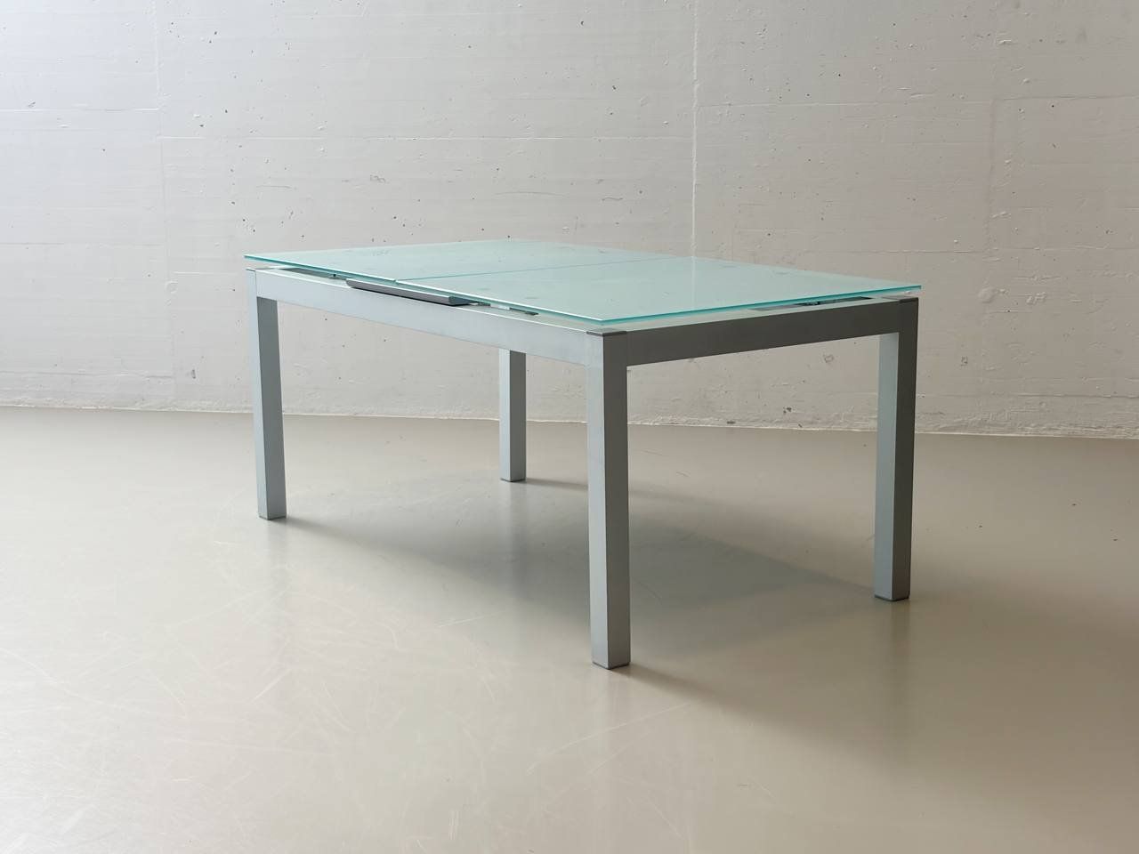 Tavoli: Moderner Glastisch mit Aluminiumgestell, 2000er Jahre – Usato da Zürich venduto da LeMoege 1