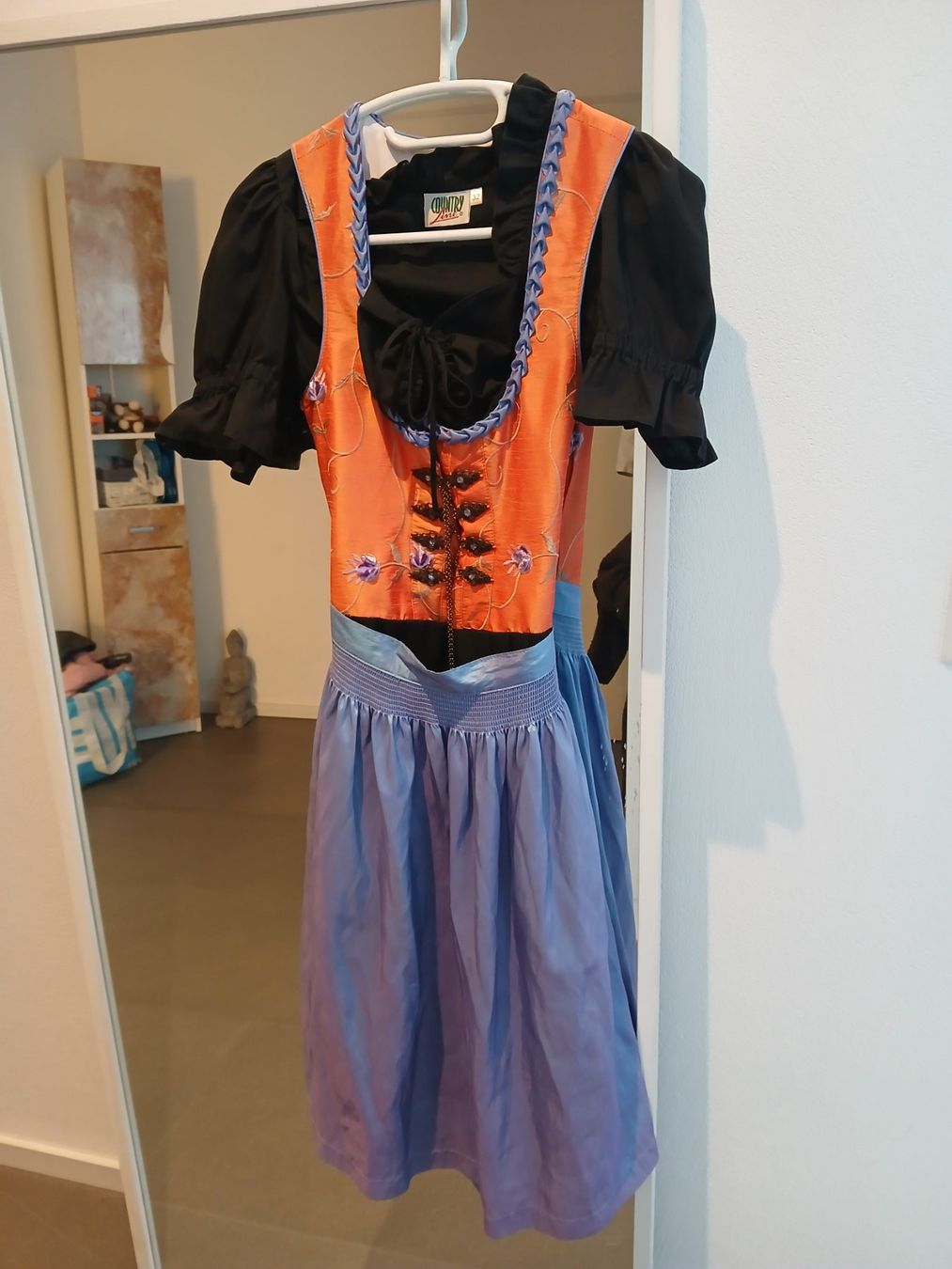 Costumi: Schönes Dirndl Gr. 32 inkl. Bluse und Kette – Nuovo (secondo la descrizione) da Niederrohrdorf venduto da Sabrina1041