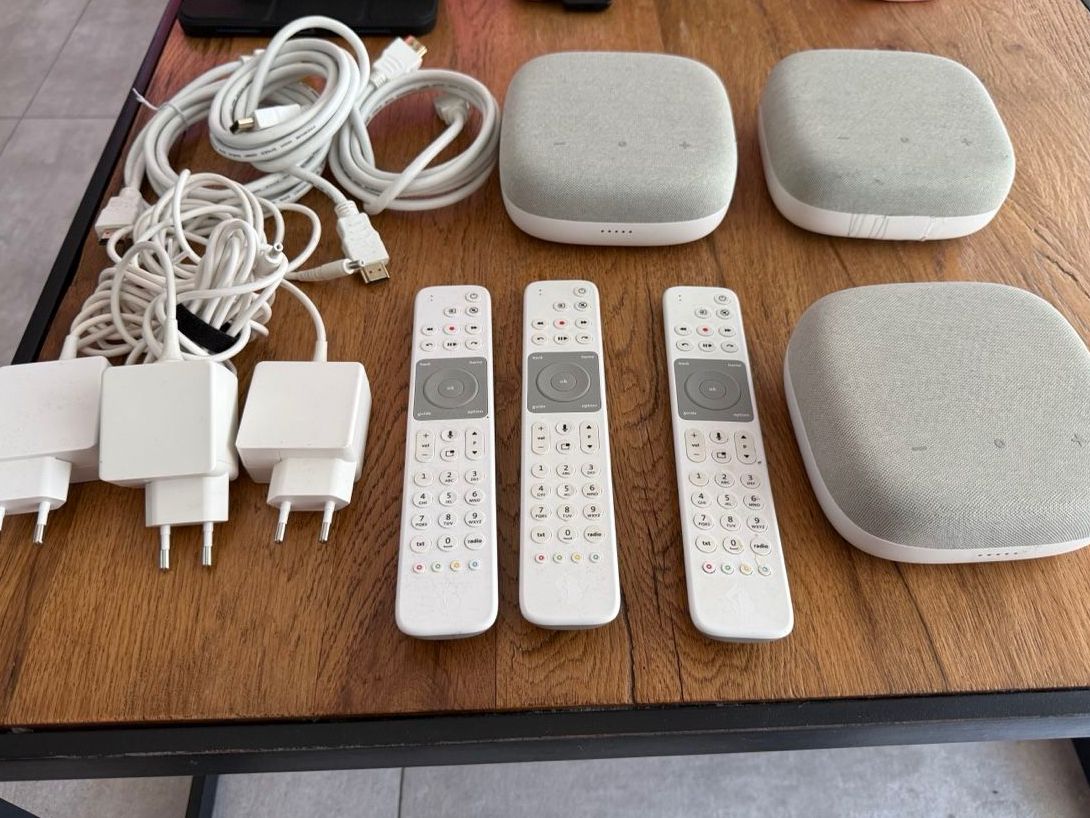 Swisscom Sistemi audio & multimediali: 3 Swisscom TV-Box IP 2000 avec télécommandes et câbles – Usato da Le Landeron venduto da Nouni33