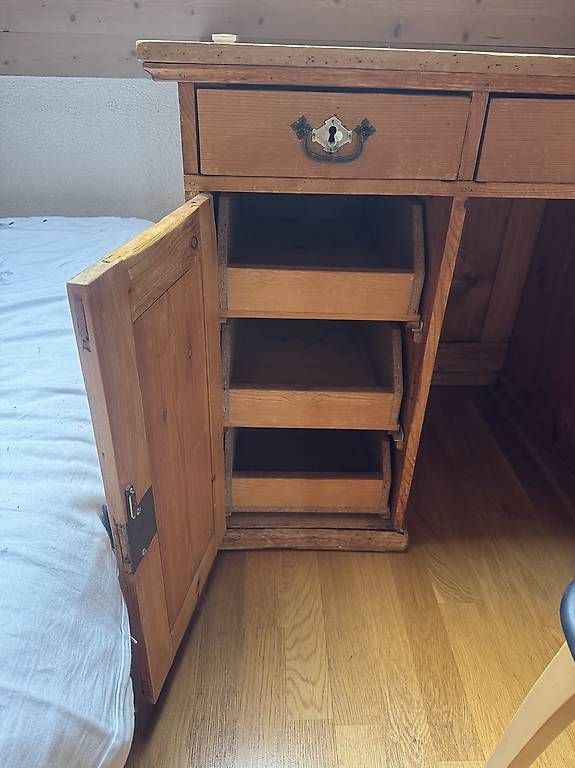 Scrivanie: Bureau en bois massif – Usato da Corcelles-Payerne venduto da ano_rhf8