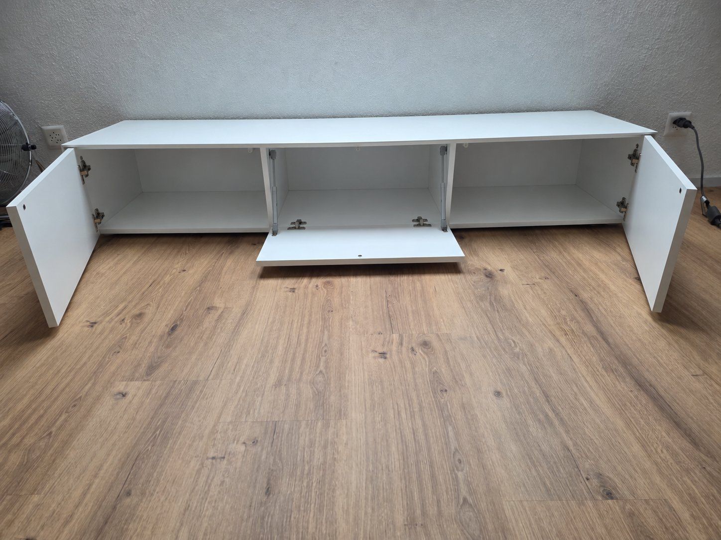 TV Möbel: Sideboard / Lowboard mit drei Fächern – Gebraucht aus Sargans von baccara1 1