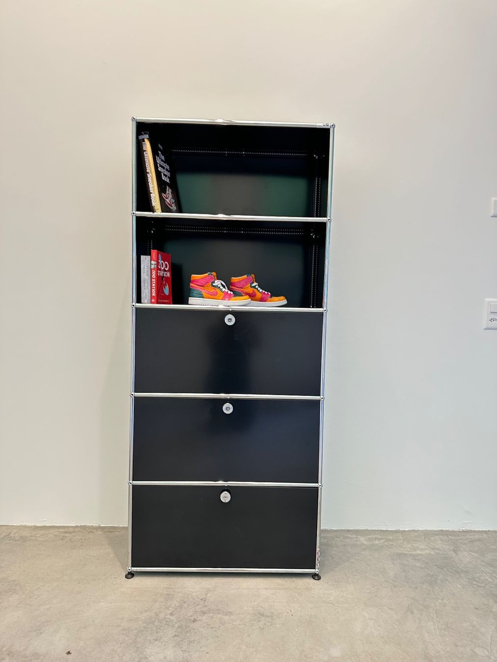 USM Regale: USM Highboard 1x5 grafitschwarz, Top Zustand – Gebraucht aus Grenchen von Design-Outlet 6