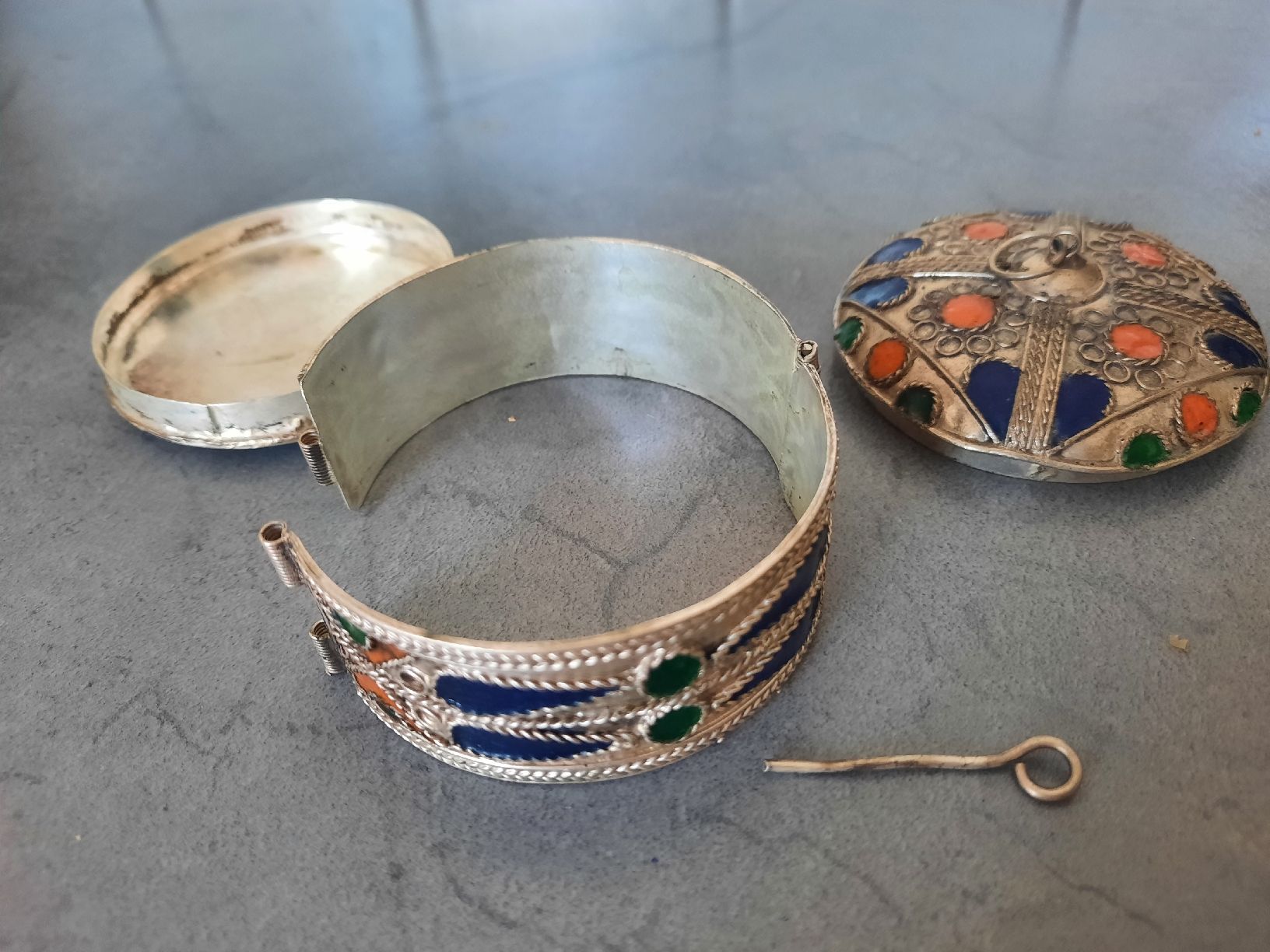 Bracciali & Braccialetti: BOÎTE-BRACELET, argentée avec émail. MAROC – Usato da Le Locle venduto da marylise01 2