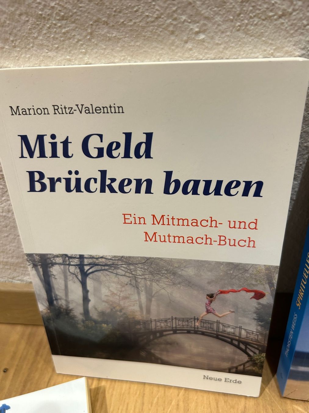 Libri: 4 Bücher über Geldbewusstsein – Nuovo (secondo la descrizione) da Innertkirchen venduto da Urbachtal 2