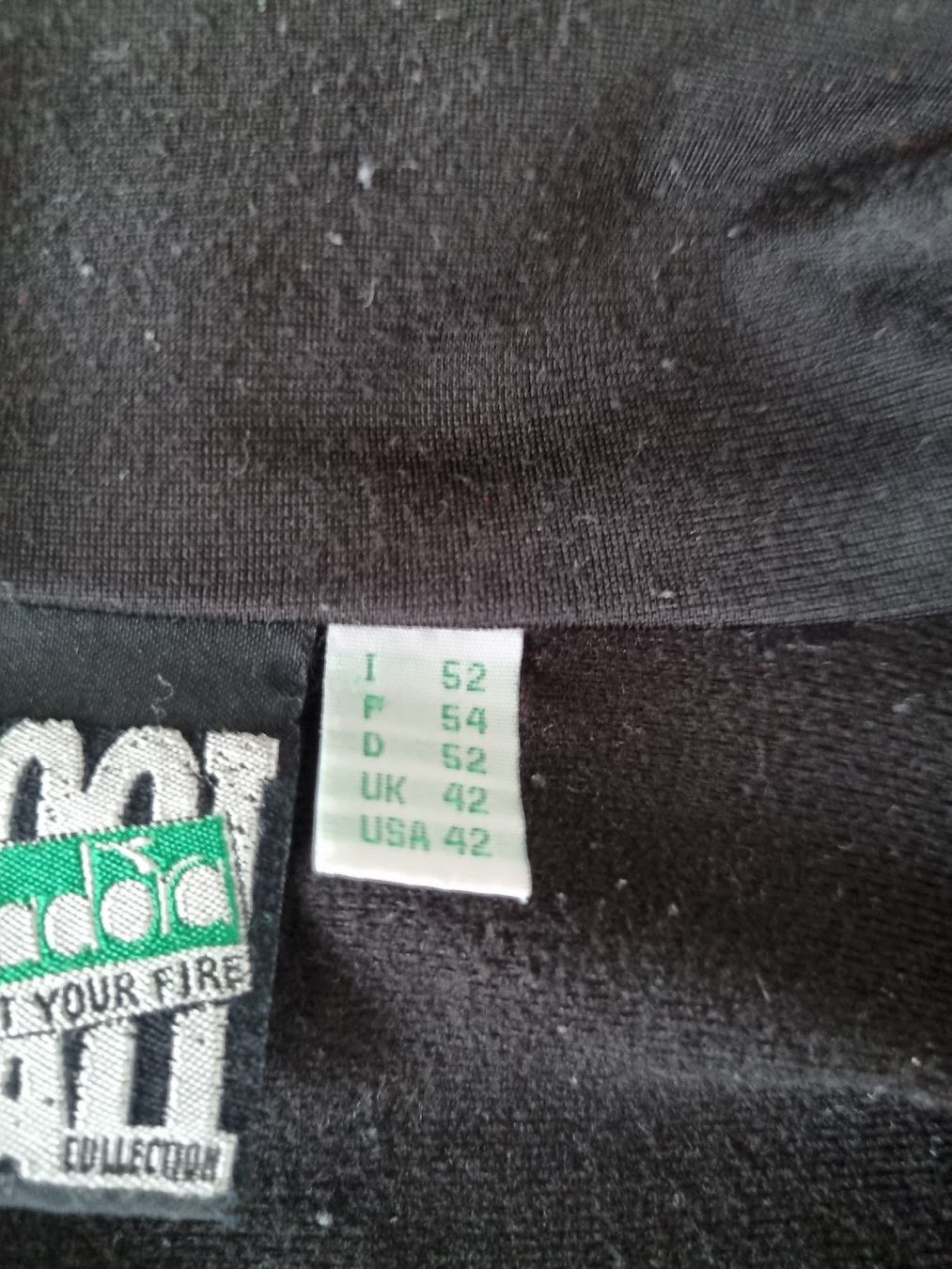 Completi: Schwarzer Trainingsanzug Diadora Gr.42 – Usato da Laupen BE venduto da Bombers 2