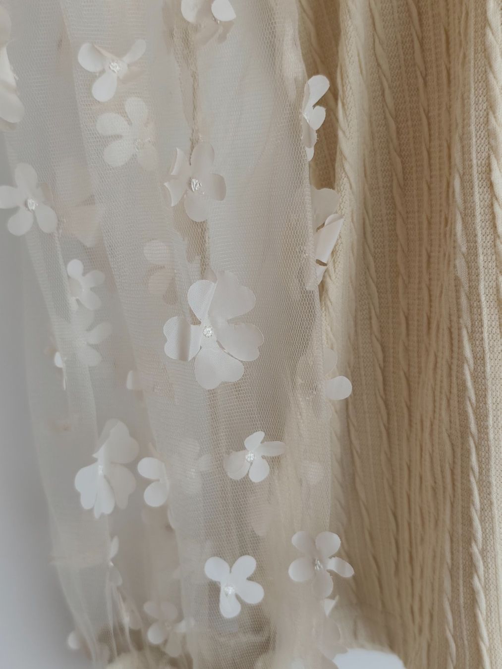 Maglioni & Felpe: Pullover mit beigen Tüllärmeln mit Blumen – Nuovo (secondo la descrizione) da Eschenbach LU venduto da Orchi 1