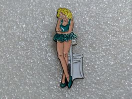 Ansteckpin 248: Frau Girl