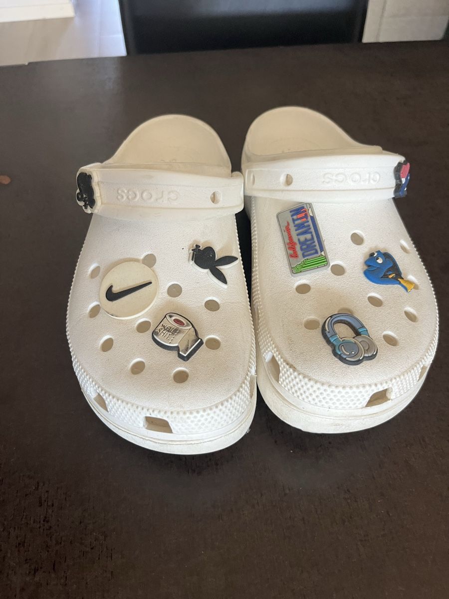 Crocs Scarpe da uomo: Crocs Clogs weiss mit Jibbitz Grösse 39-40 – Usato da Widnau venduto da bau_vp2d 2