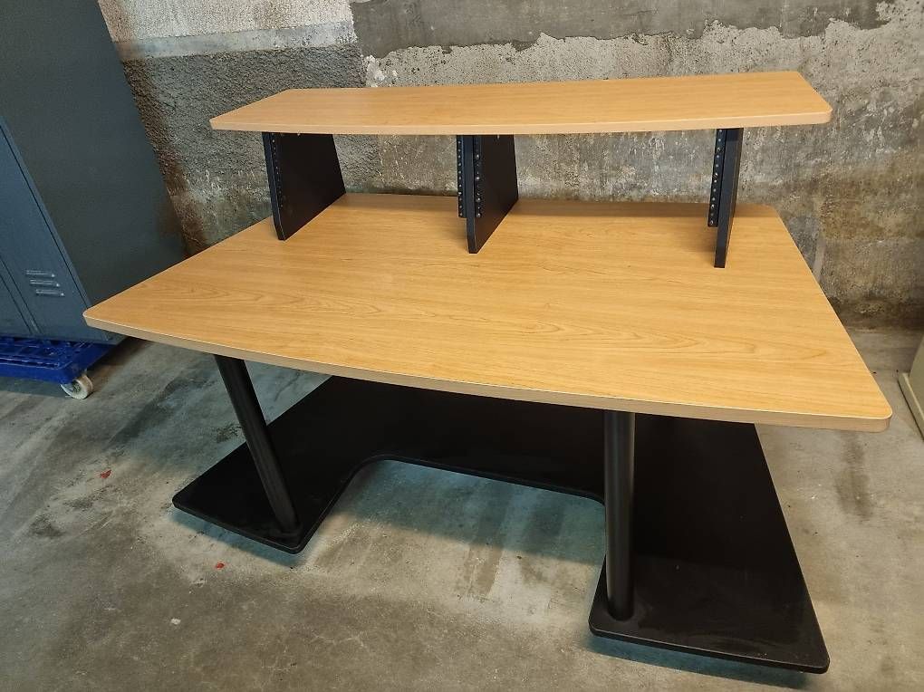 Tavoli: Table de de studio avec support 19" – Usato da Neuchatel venduto da Groove