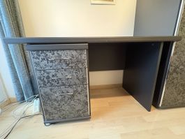 Schreibtisch / Pult schwarz-grau – 130 × 65 × 77 c