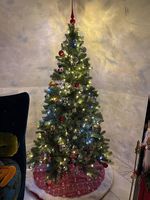 Weihnachtsbaum 180 cm mit Kugeln + Figuren + Lichterkette